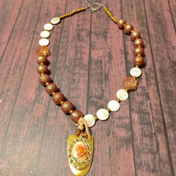 Handmade asymmetrical vintage style rose necklace - Picture 9 of 9